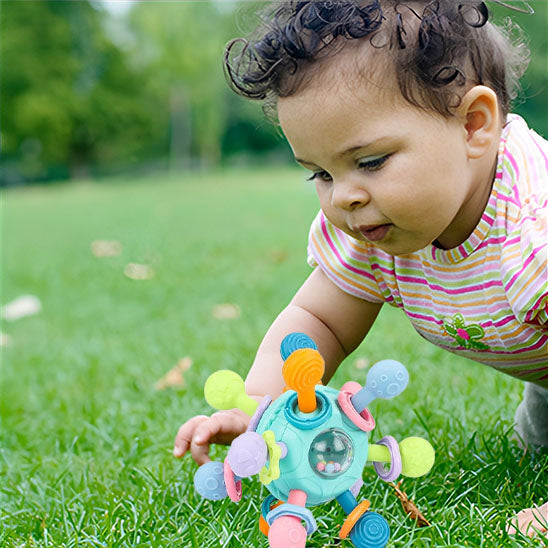 hochet bebe dentition educatif avec bebe qui joux dans le jardin