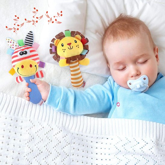 bebe qui dort  avec le  Hochet bebe tranquil