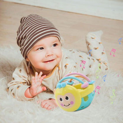 bebe alonger avec un hochet qui joue