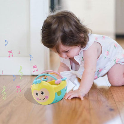 bebe qui joue avec le hochet en renpant