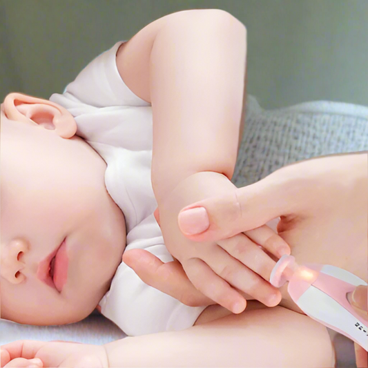 il est nécessaire de couper les ongles de votre bebe régulièrement