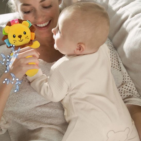 Hochet bebe avec le bebe qui s'amuse 