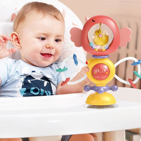 hochet bebe avec un enfant qui joue