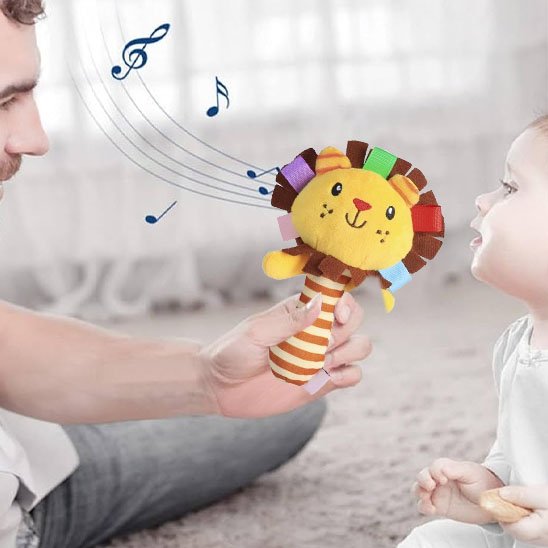 Hochet bebe qui donne de la sourire en famille 