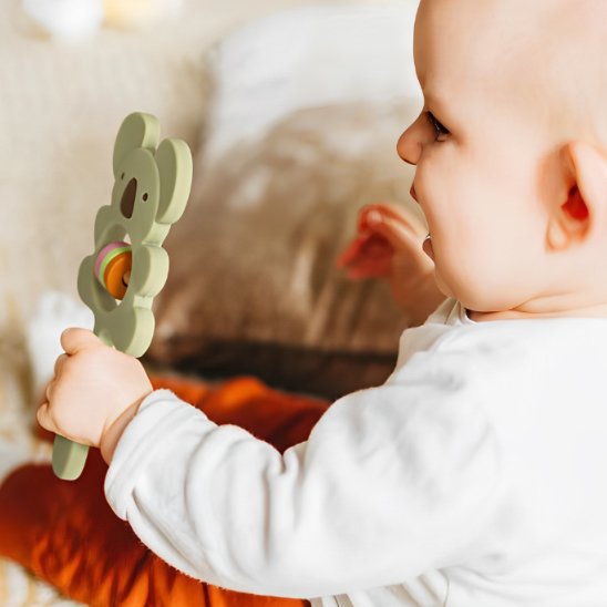 Hochet bébé qui regarde et touche