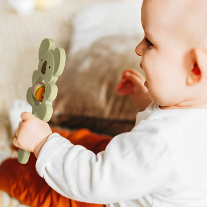 Hochet bébé qui regarde et touche