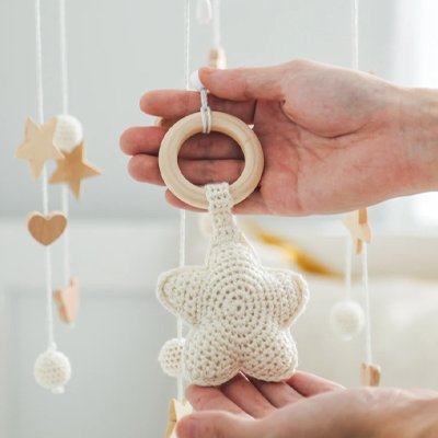 Mobile bébé des rêves suspendus au-dessus du bercea