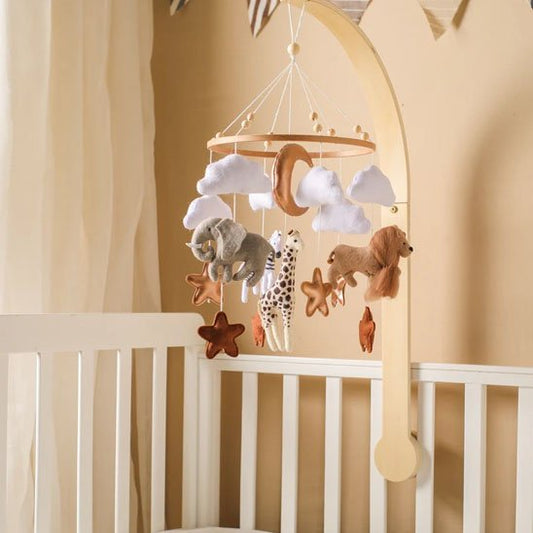 Mobile bebe un petit monde magique au-dessus de bébé