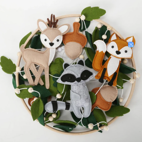 mobile bebe animeaux et feuilles vertes